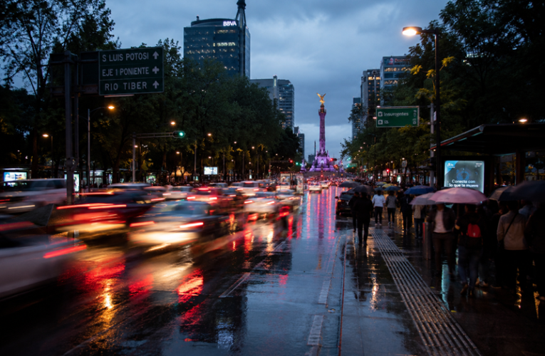 Lluvia y marchas colapsan vialidades y retrasan nueve líneas del Metro CDMX