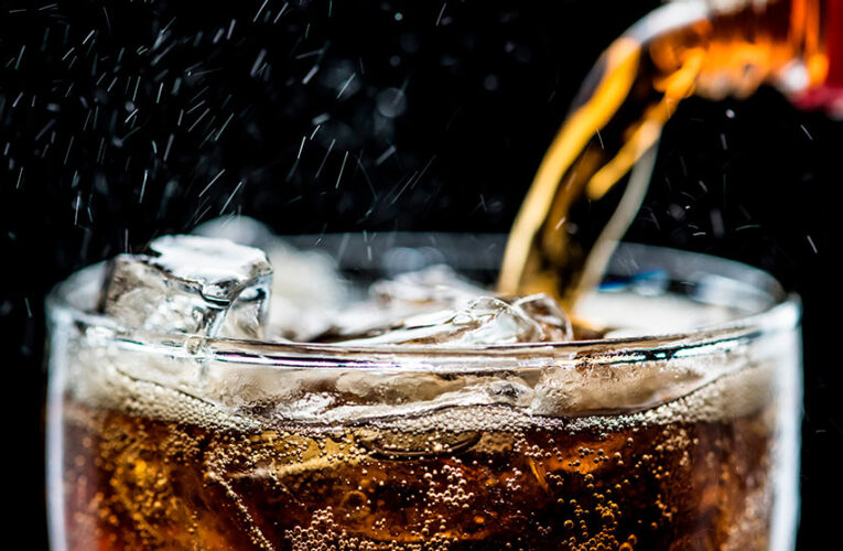 ¿Refresco normal o light? Lo que dicen los expertos sobre su impacto en la glucosa y la salud metabólica
