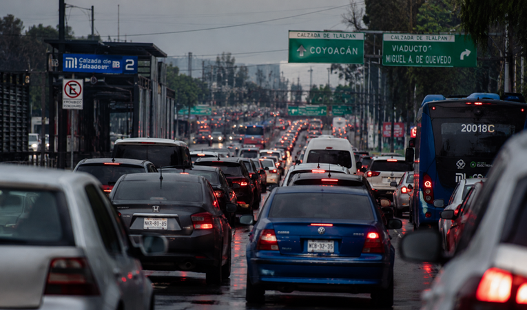 Tráfico y lluvias saturan movilidad en CDMX; Metro opera sin cierres masivos