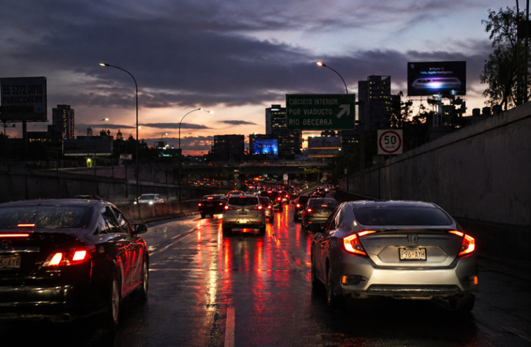 Movilidad y clima en CDMX registran retrasos viales y riesgo ambiental leve