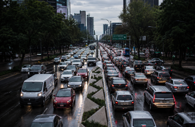 Tráfico y marchas saturan CDMX; descartan contingencia ambiental este martes