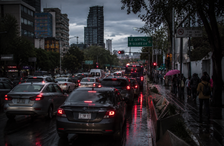 Lluvias y marchas complican vialidad en CDMX; calidad del aire es aceptable