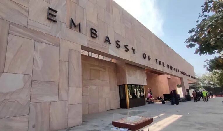 Embajada de Estados Unidos suspende servicios consulares por 24 horas en México