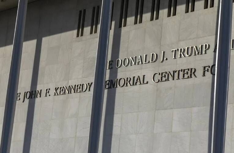 Juez ordena retirar nombre de Trump del Kennedy Center en Washington