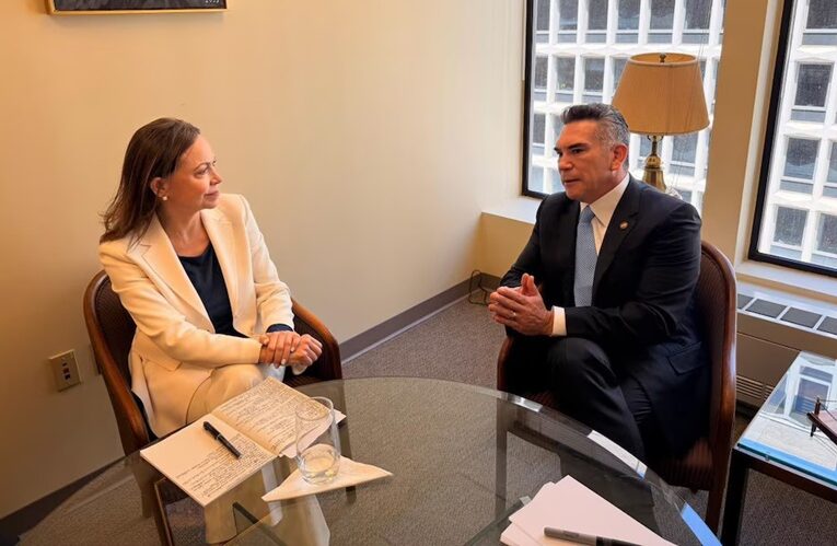 Alejandro Moreno concluye gira en Washington y advierte sobre riesgos democráticos