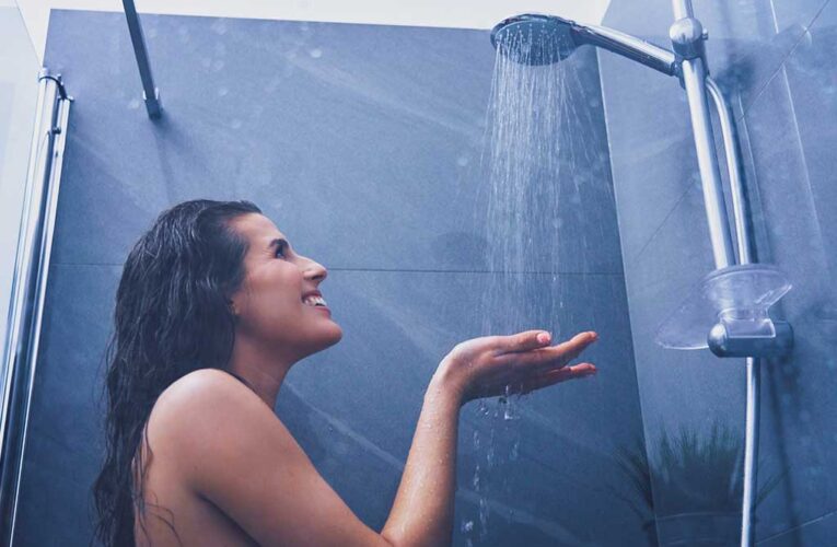 Duchas frías y chalecos de hielo: el método que investigadores analizan para ayudar a bajar de peso