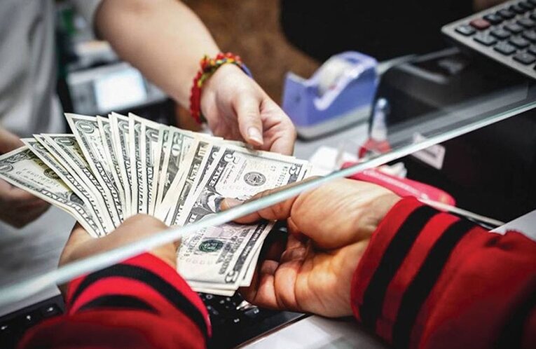 Trump instrumentaliza sistema bancario para frenar cuentas bancarias de indocumentados