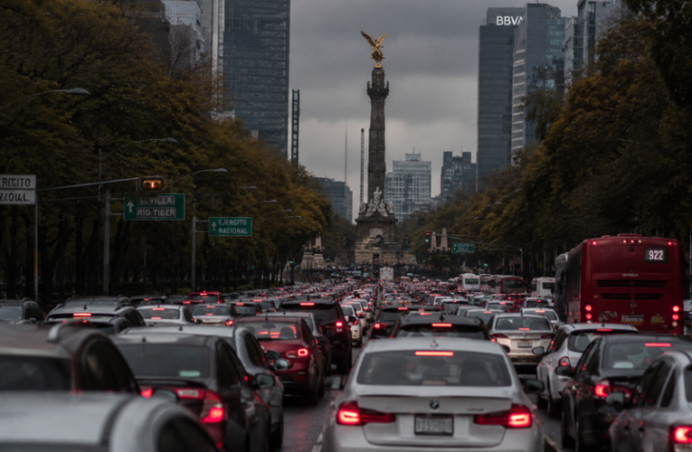 Caos vial en CDMX: Marchas, Metro saturado y 14°C afectan la movilidad