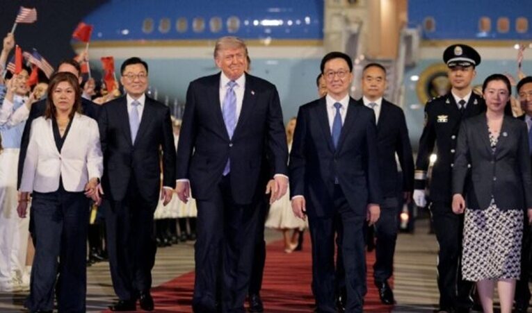 Donald Trump aterriza en Pekín con delegación tecnológica de alto nivel