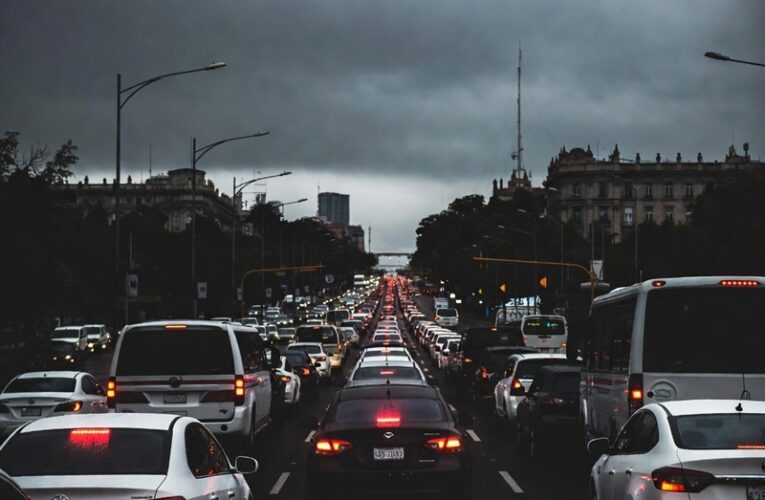 Lluvias y siete bloqueos viales saturan la movilidad en la CDMX