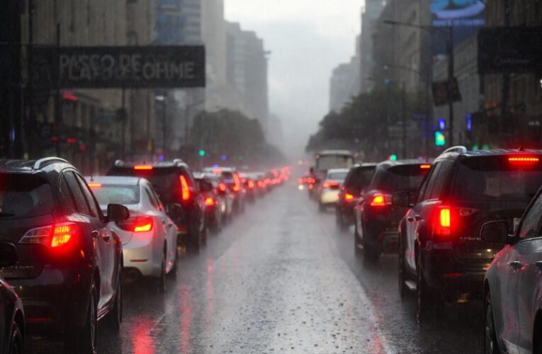 Lluvia y movilizaciones saturan principales ejes viales de la Ciudad de México