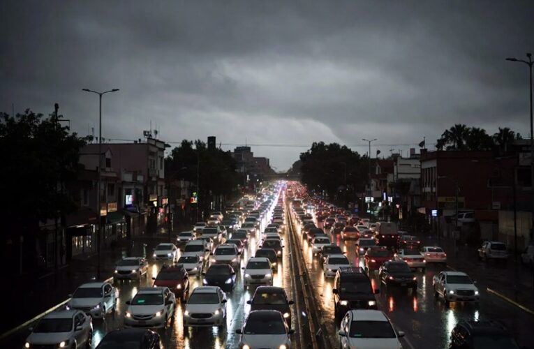 Movilidad en CDMX: Marchas de la CNTE y lluvia saturan seis avenidas principales