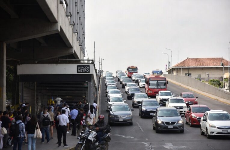 Logística vial CDMX: Colapso por marchas y saturación del Metro hoy