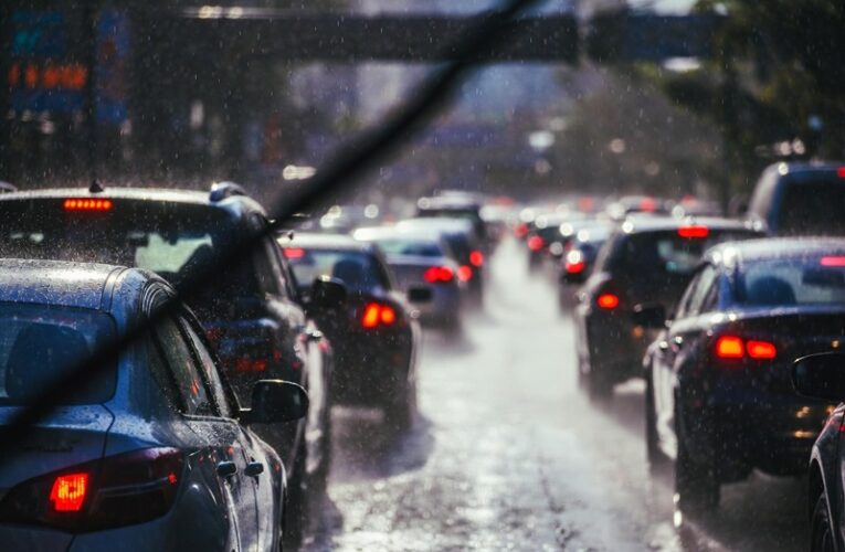 Lluvia y movilizaciones saturan vialidades de CDMX y ralentizan nueve líneas del Metro