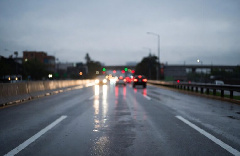 Lluvia y cierres en Línea 2 del Metro saturan vialidades de CDMX
