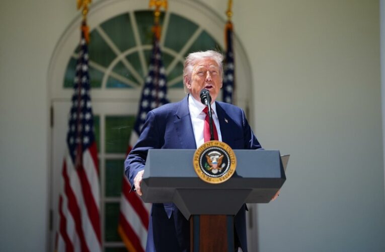 Donald Trump afirma que cárteles gobiernan México y amaga con intervención militar