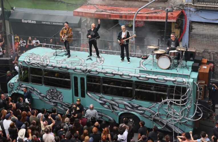 U2 sorprende a la CDMX con rodaje secreto en Plaza de Santo Domingo