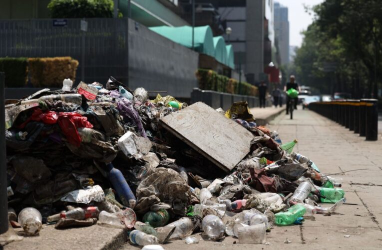 La otra cara de la celebración: festejos por triunfo de México dejaron 40 toneladas de basura en el Centro de CDMX