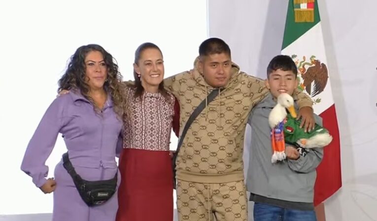 Claudia Sheinbaum recibe en Palacio Nacional a familia del pato Merlin