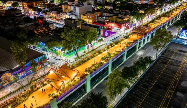 Goteras, encharcamientos y accesos incompletos: las fallas que exhibió la Calzada Flotante de Tlalpan horas después de su inauguración