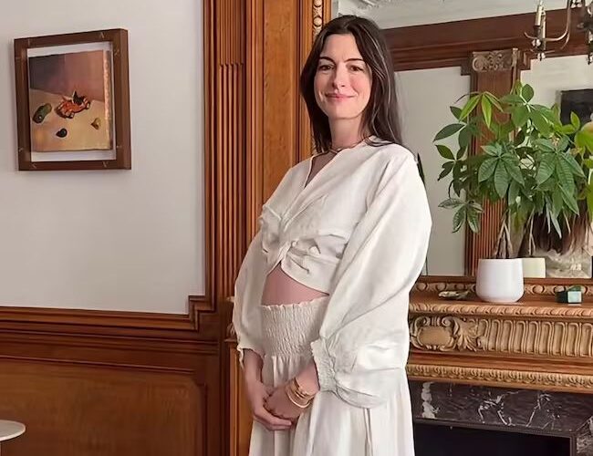 Anne Hathaway anuncia su tercer embarazo con emotivo video