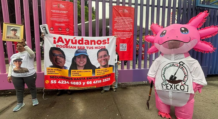 Protesta de buscadoras bloquea viaducto durante exhibición de copa fifa 2026