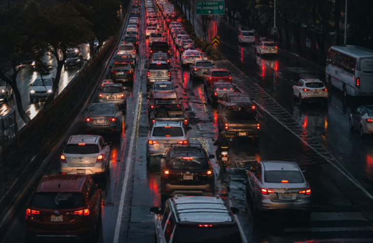 Movilidad CDMX: Lluvias y marchas alteran tiempos de traslado este martes