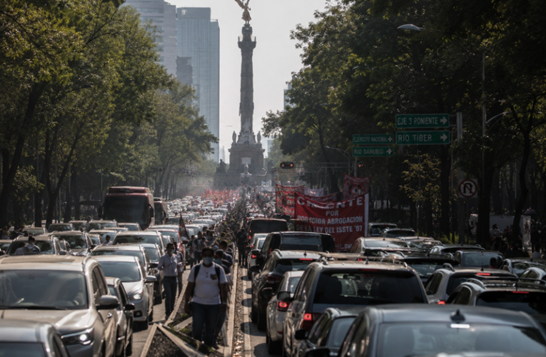 Marcha de CNTE y cierres en Línea 2 colapsan movilidad en CDMX