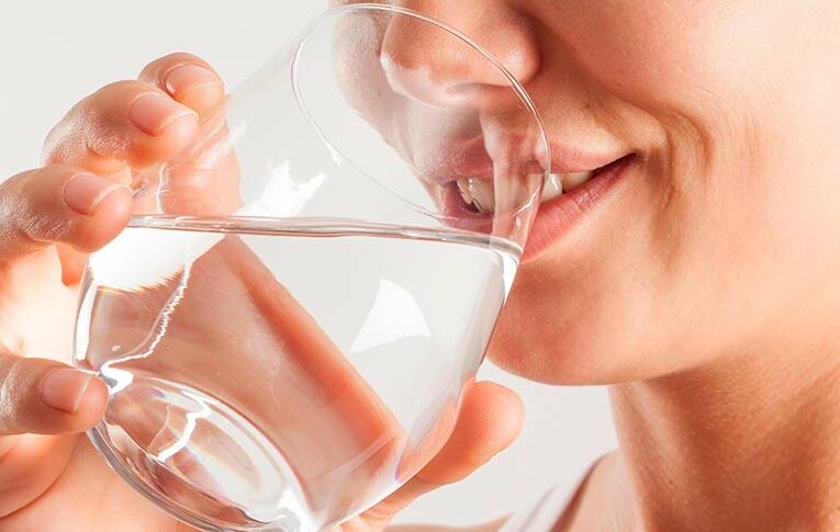 ¿Beber agua ayuda a bajar de peso? Esto es lo que realmente dice la ciencia