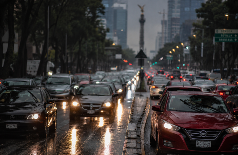 Lluvias y marchas colapsan vialidades y servicio parcial del Metro en CDMX