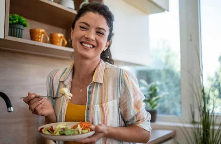 Comer hasta el 80% de saciedad: el sencillo método japonés que podría cambiar tu forma de alimentarte