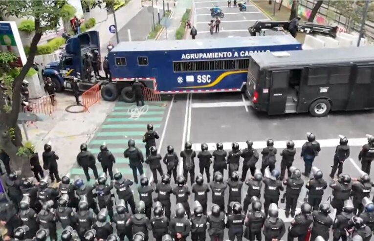 Bloquean marcha de la CNTE rumbo al Estadio Ciudad de México