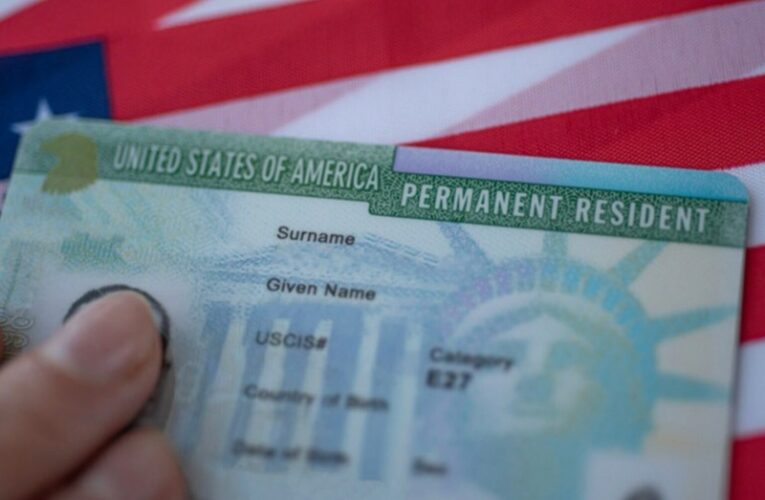Estados Unidos inicia demandas para revocar la ciudadanía a 17 naturalizados