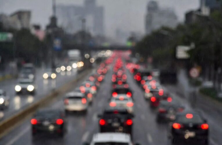 Lluvia y protestas colapsan la movilidad en principales ejes de la CDMX