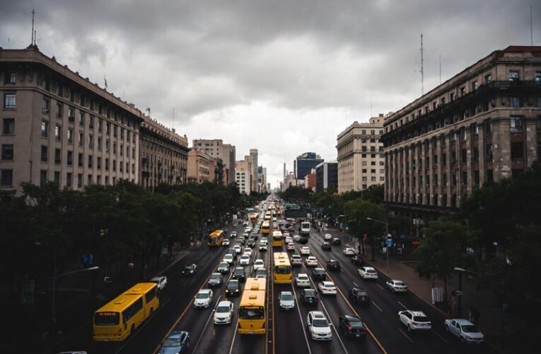 Lluvia y marchas reducen 40% velocidad vial en CDMX este martes