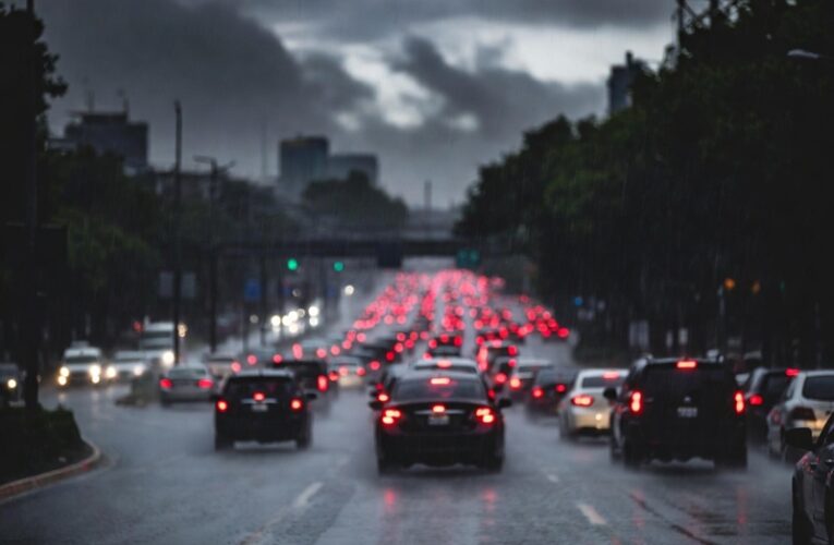Tráfico y lluvias saturan vialidades de la Ciudad de México este viernes