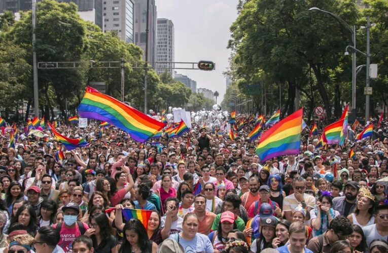 Organizaciones exigen acceso libre al Zócalo para Marcha del Orgullo